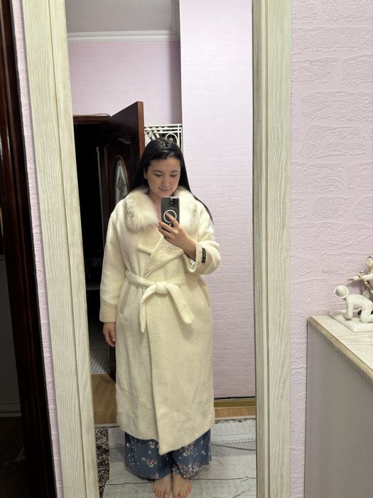 Шуба, белая с меховым воротником.