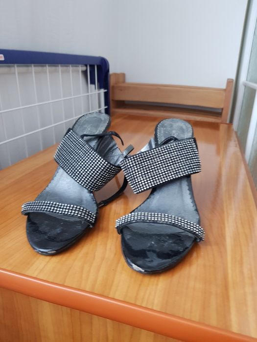 Vand sandale de ocazie