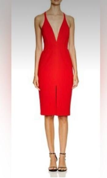 Красное платье с вырезом