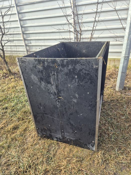 Vând hrănitor porci