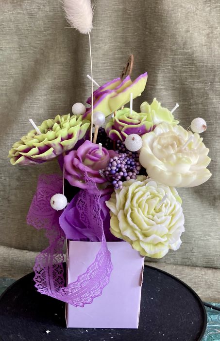 Луксозен букет от соеви  свещи в тюркоаз и бяло – ръчна изработка