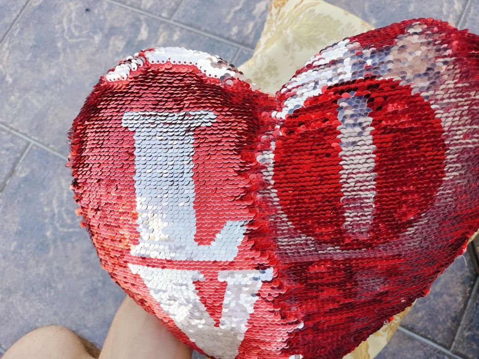 Pernă decorativă în formă de inimă cu paiete reversible (schimbătoare) Model LOVE