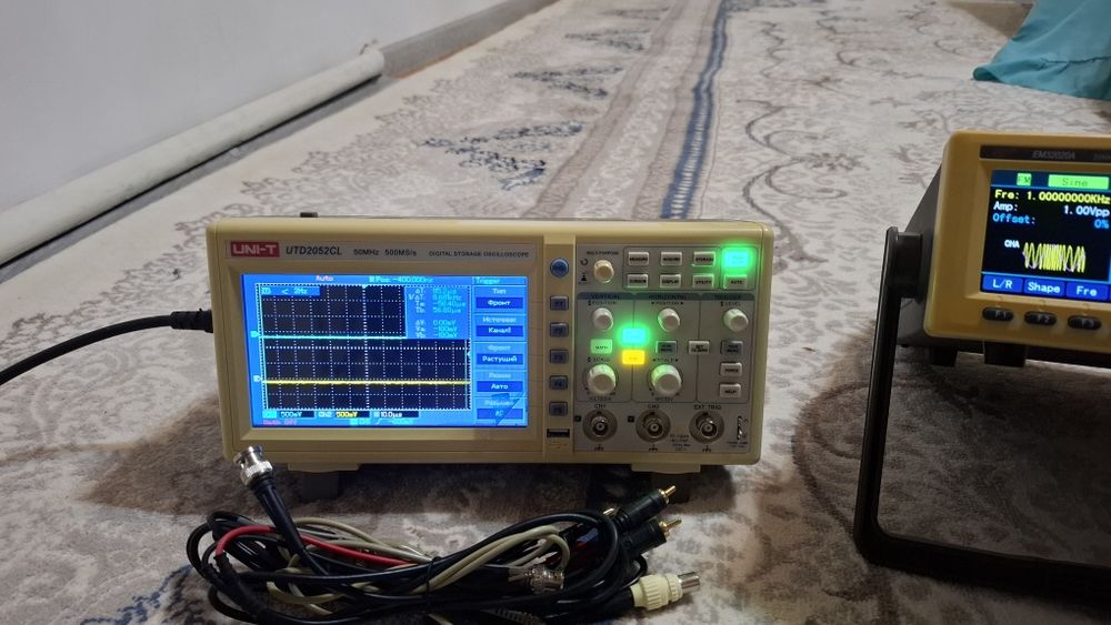 Осциллограф Uni-t   и Генератор сигналов EM32020A