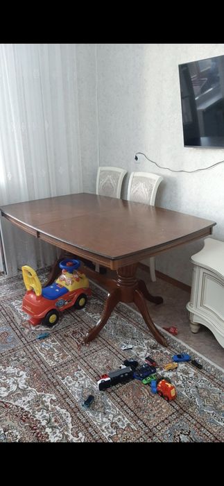 Стол обеденный в хорошем состоянии