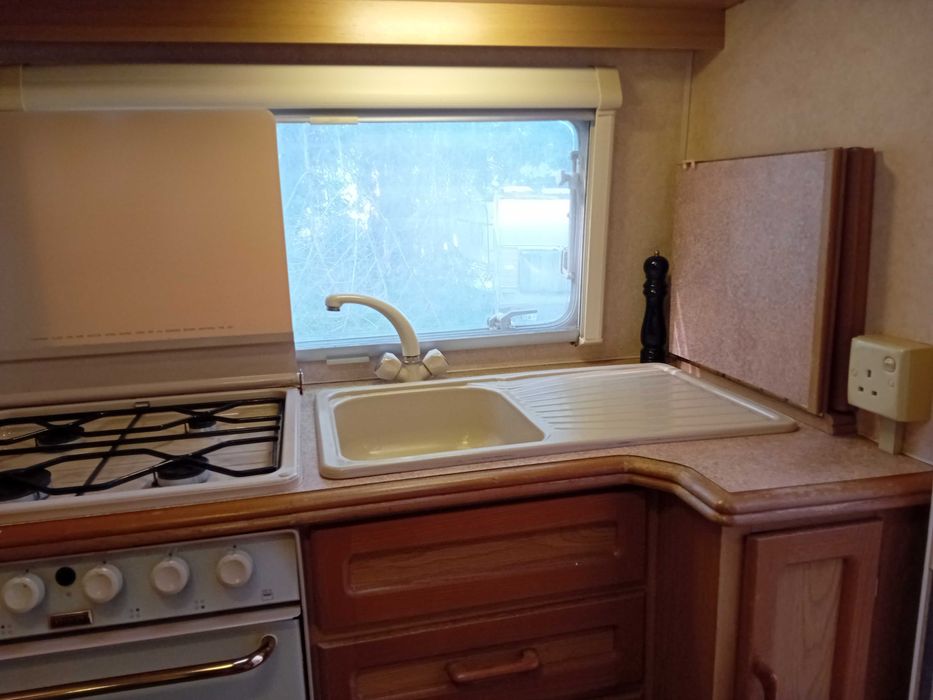 Каравана Swift UK 400 CHALLENGER с голям фортселт