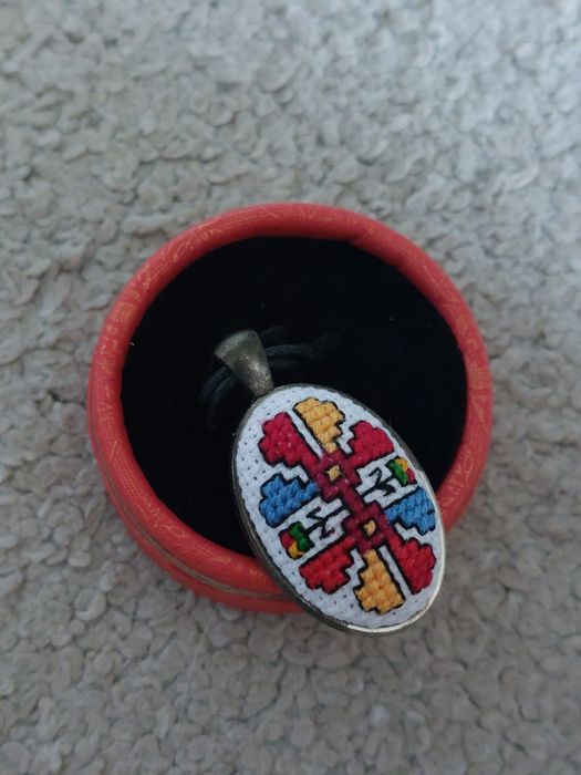 Колие с българска шевица