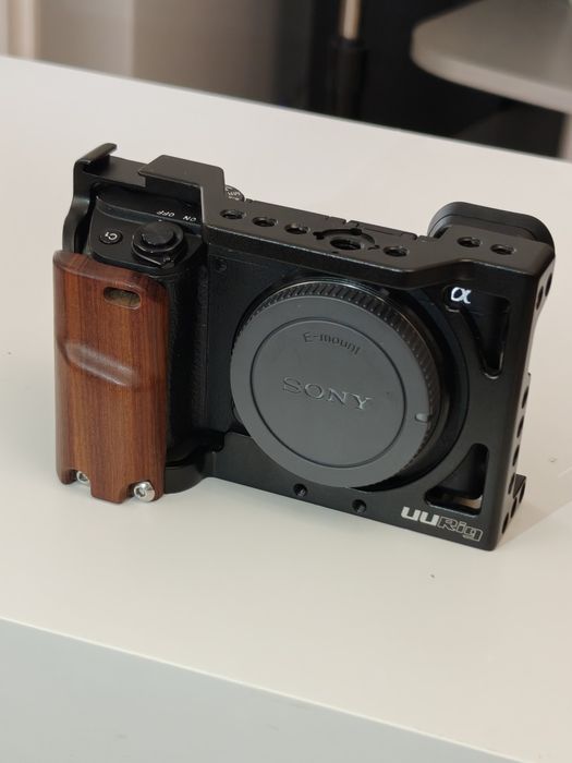 Camera Sony a6400 + obiectiv Sony 16-50 OSS + cage