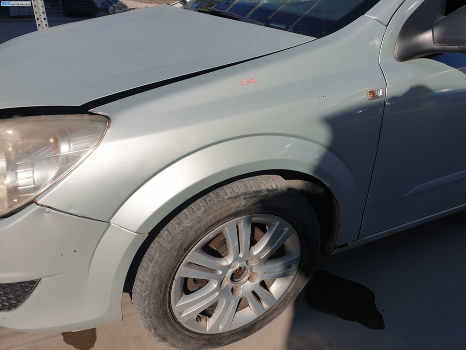 Aripa Stanga Fata cu Inceput de Rugina Opel Astra H 2004 - 2010 Culoare Z30C [K7187]