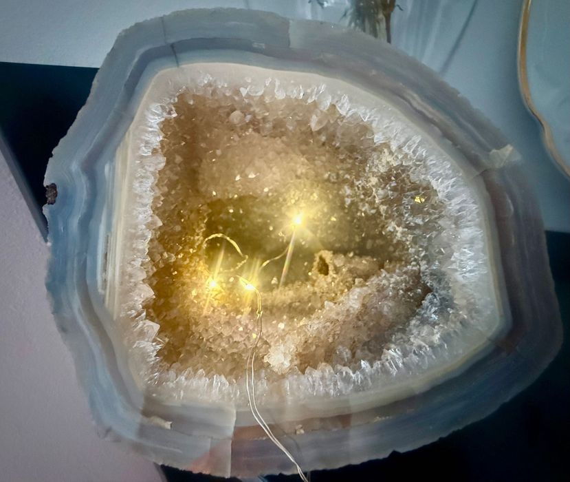 Естествена геода от ахат с кристална друза