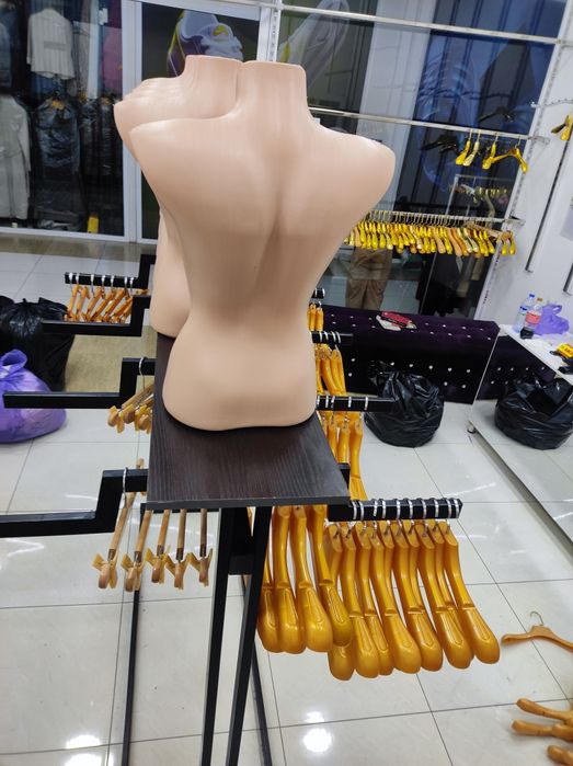 Наполная стойка для магазина одежды