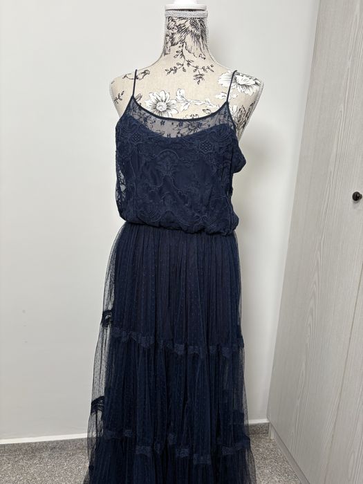 Дълга елегантна рокля с презрамки в син цвят