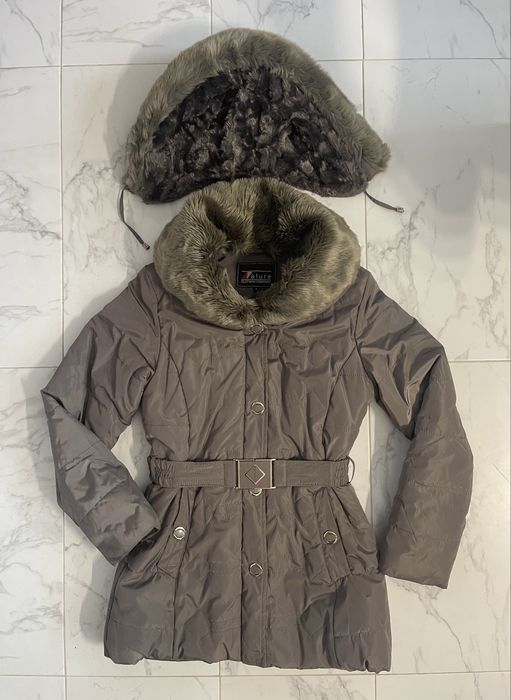 Дамско зимно яке с колан и голяма пухкава качулка