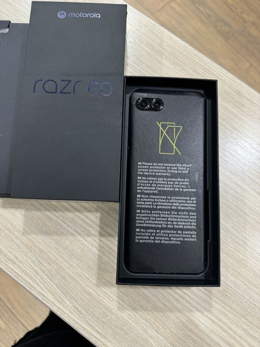 Telefon MOTOROLA Razr 60 5G, 256GB, 8GB RAM, Dual sim nou