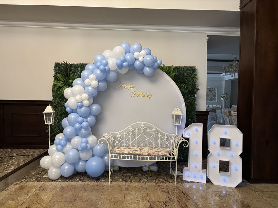 Arcada de baloane - 250 lei, aranjament cristelnita - 150 lei