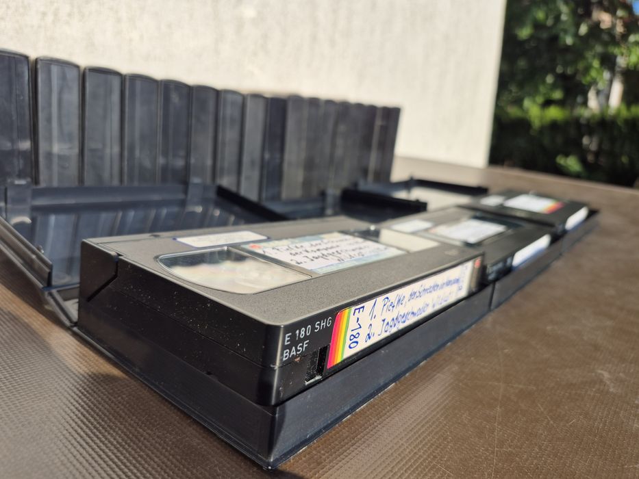 Vând Lot 21 casete video originale BASF de  180 minute cu filme diferite genuri