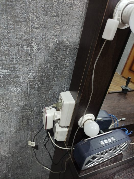 Зеркало .Настенное крепление