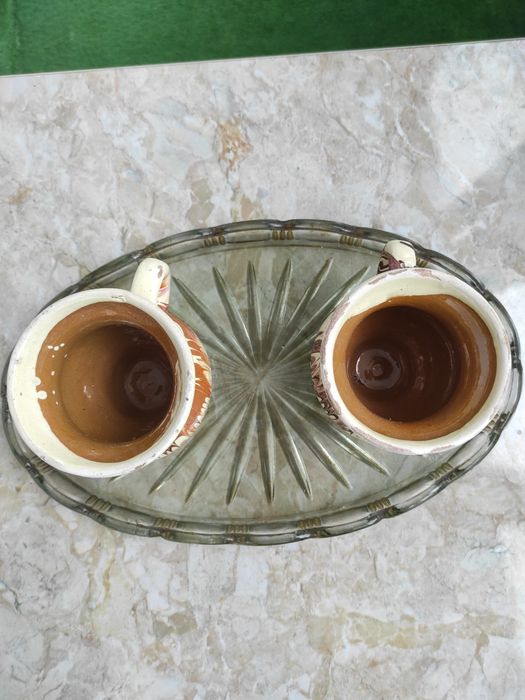 Căni  din ceramică smălțuită, lucrate și pictate manual, specifice ceramicii tradiționale românești, de la Corund.