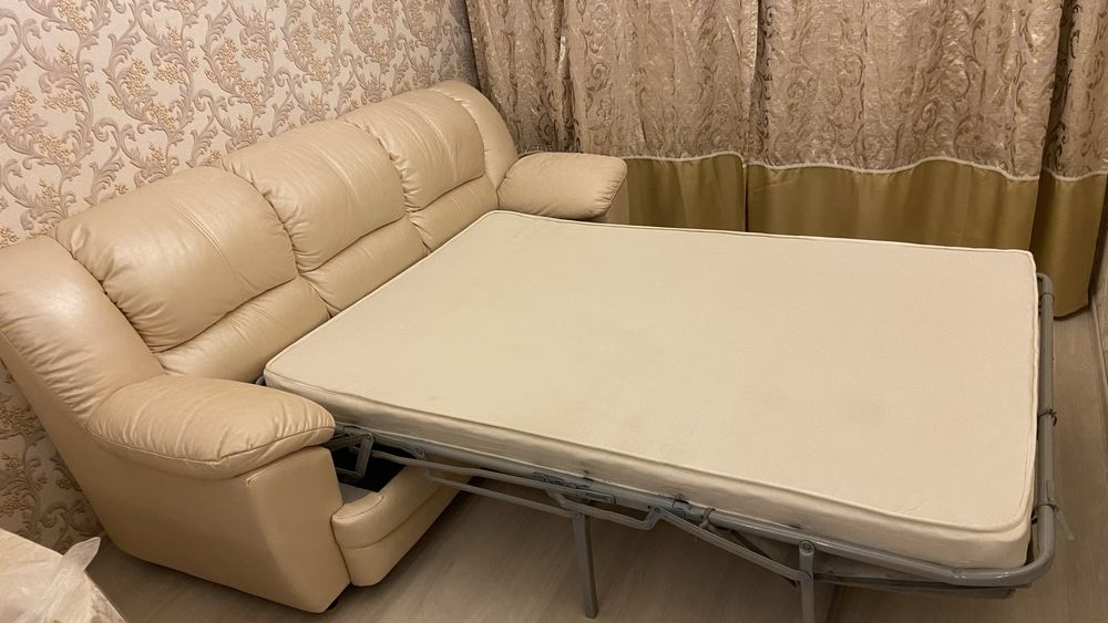 Продам кожаный диван
