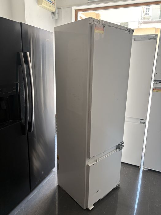 Хладилник  с фризер за вграждане Miele 9757 iD