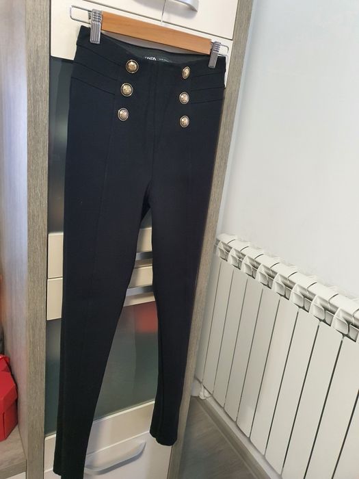 Pantaloni elastici cu accesorii aurii, marca Zara