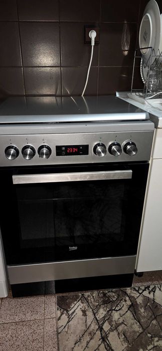 Продавам комбинирана готварска печка Beko FSE 64320 DS