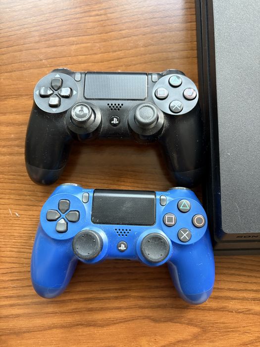 PS4 PRO 1TB + 2 controllere