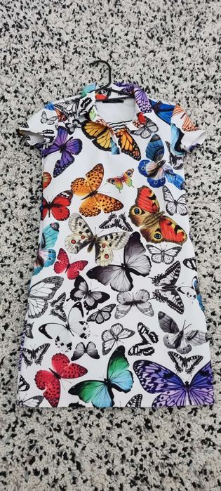 Vand rochii purtate 1 singura data