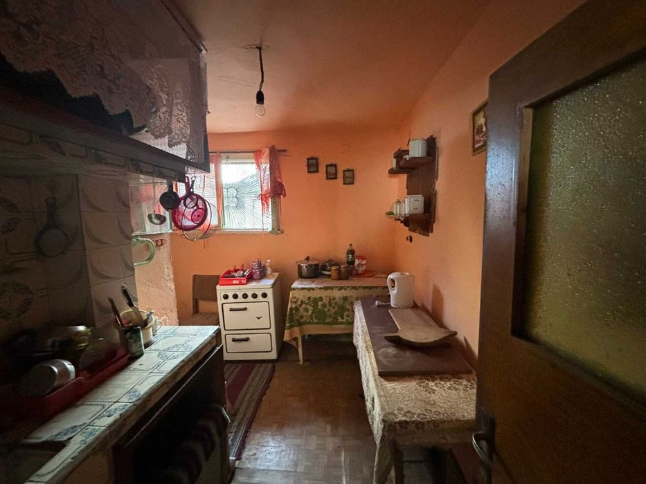 ЕТАЖ от КЪЩА с РЗП 120 кв.м, двор 150 кв.м, град Карлово