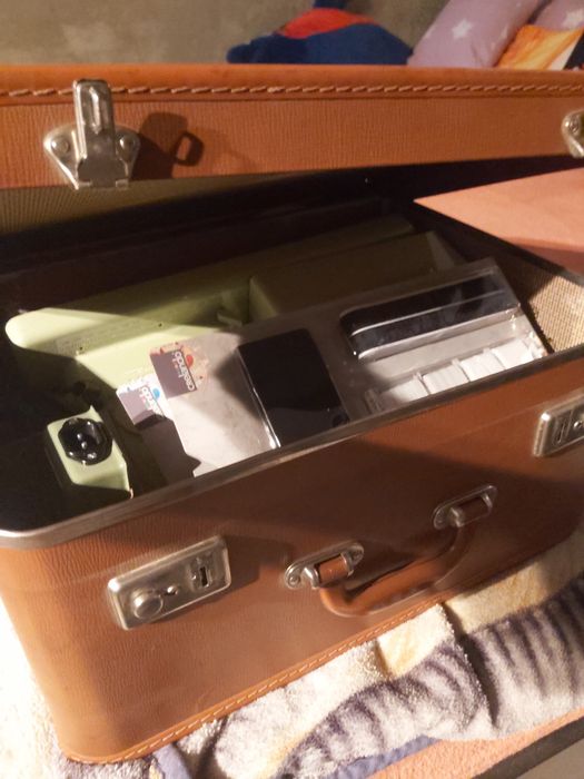 Vând urgent masina de cusut turista vintage