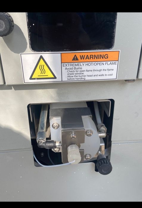 Атомный спектромерт вместе с семплером