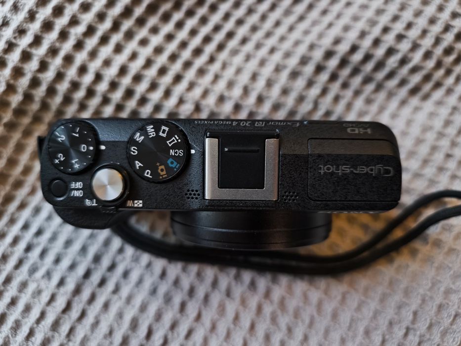Sony Cyber-shot DSC-HX60 – 20.4 MP / 30x zoom / Wi-Fi / NFC