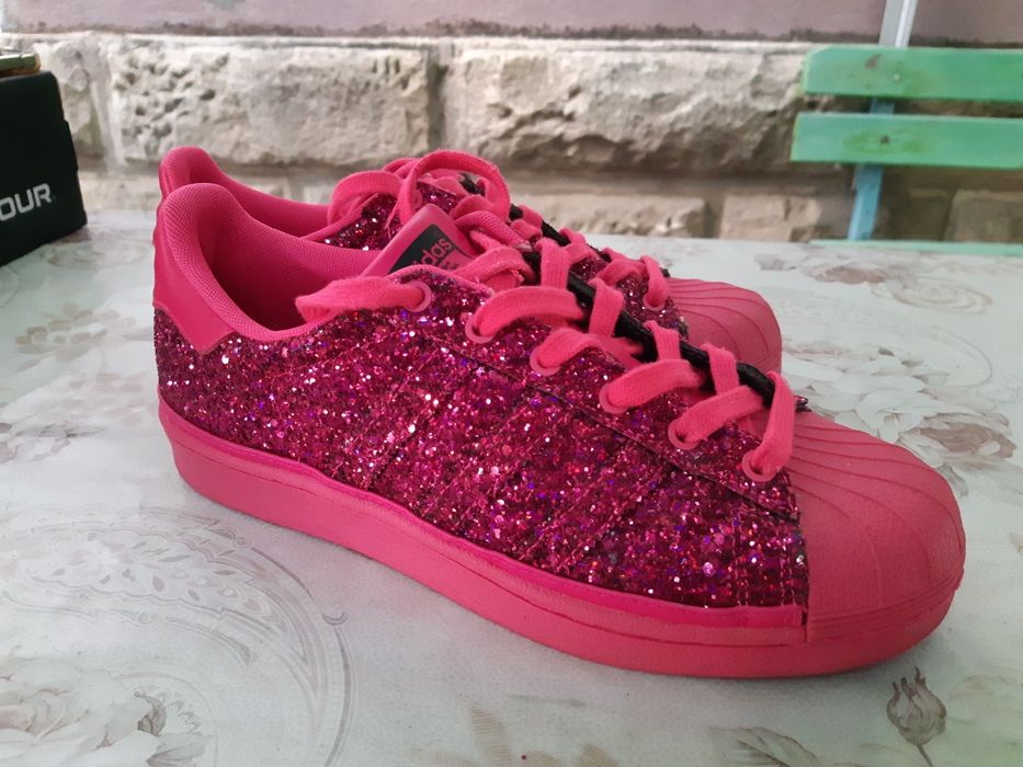 Уникални дамски кецове Adidas la marque aux 3 bandes