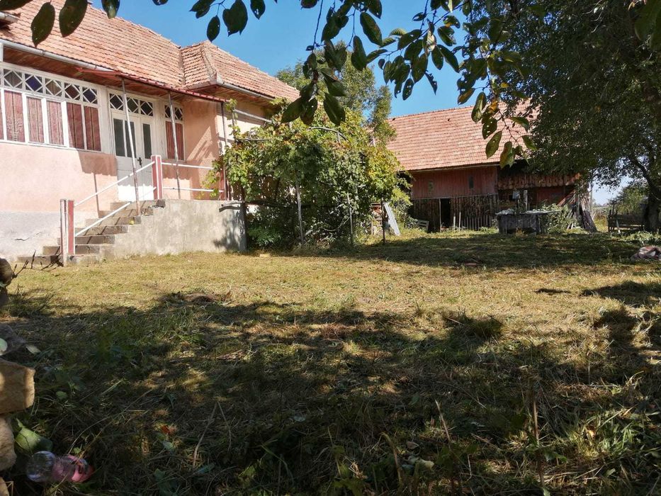 Casă de vânzare - com. Râșca sat Mărcești, cu anexe și teren (7500 mp)