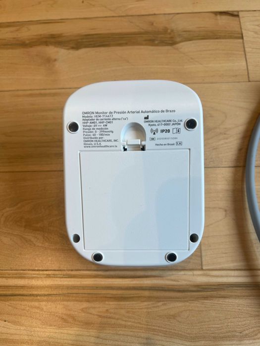 Апарат за измерване на кръвното налягане Omron HEM-7144T2 & Omron HEM-RML31 Универсален размер маншет за апарат за кръвно налягане 22 - 42 см