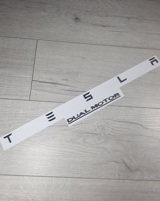 Emblema-Sigla-Logo-Stema-Scris-Fata-Spate-Negru-Lucios-Tesla-Dual-Motor-Neagra-Model-3-Y