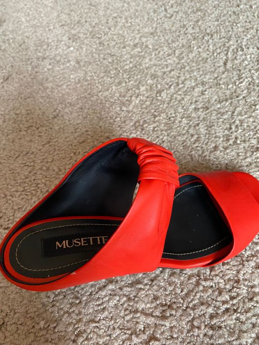 Vand sandale Musette 300 lei