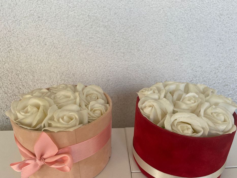 Cutie de catifea bordo cu trandafiri albi din spuma de sapun