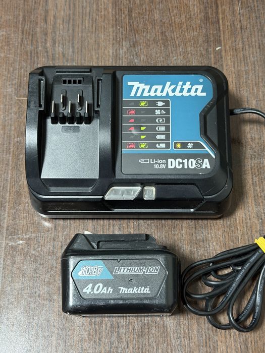 Makita incarcator  DC10SA si acumularor 10,8 4 amperi  BL1040B