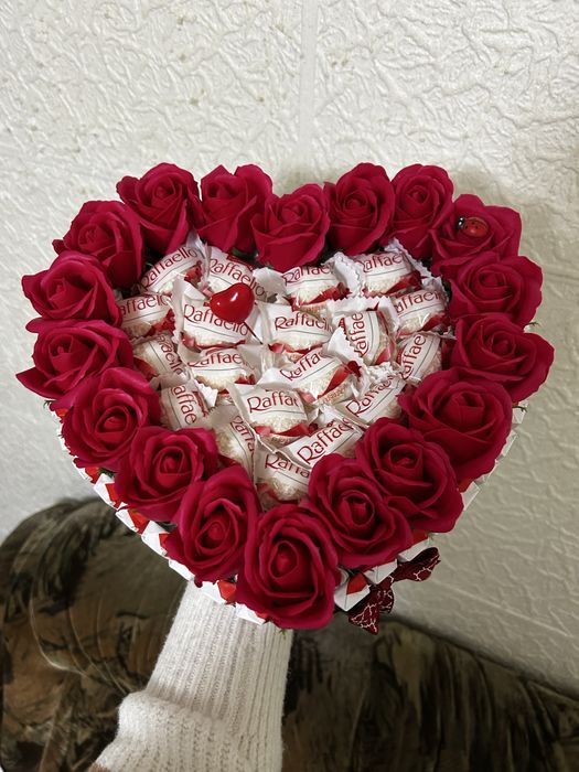 Aranjament dulciuri si trandafiri de sapun pentru dragobete si martie