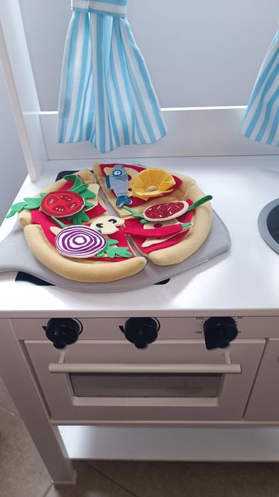 Bucătărie din lemn cu tăblița de scris/colorat cu creta; Jucarie copii 3-8 ani, foarte rezistenta, cu accesorii și costum de bucatar