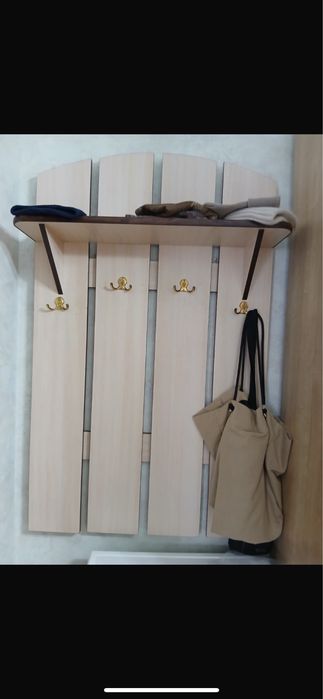 Срочно продам настенную вешалку