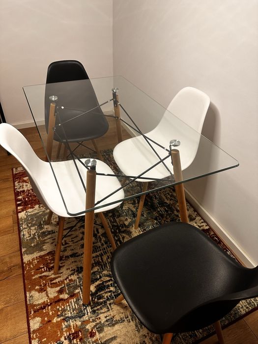 Masa de living din sticla cu 4 scaune