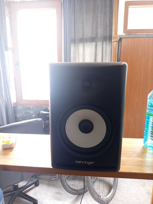 Продавам мониторни колони Berringer Nexxt8