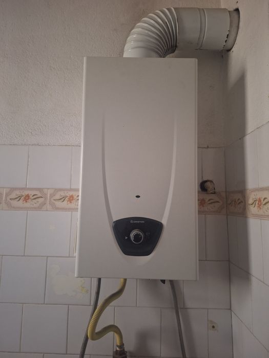 Instant apa calda Ariston pe gaz