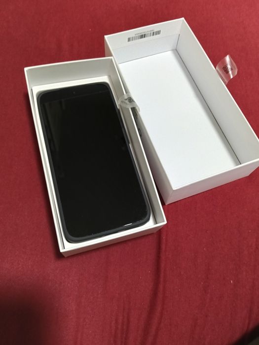 Vând smartphone Xiaomi Redmi Note 17 Pro Max 5G, varianta de top cu 256GB stocare interna și 8GB RAM, culoare Black . Telefonul este absolut nou