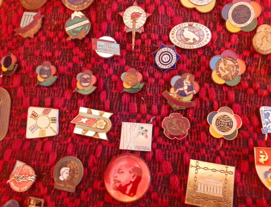 Колекционерски стари метални значки 74 броя