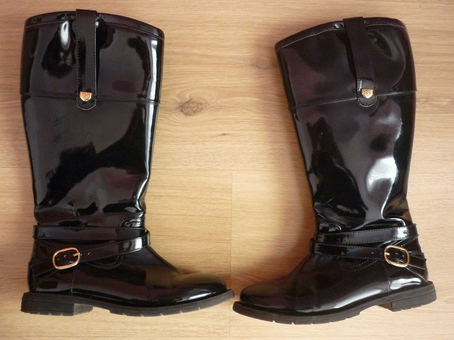 Лачени черни ботушки