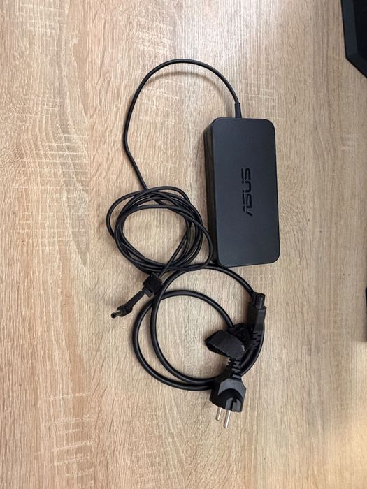 Laptop Asus FX504. Windows 11 PRO, i7-8750H, GTX 1050
