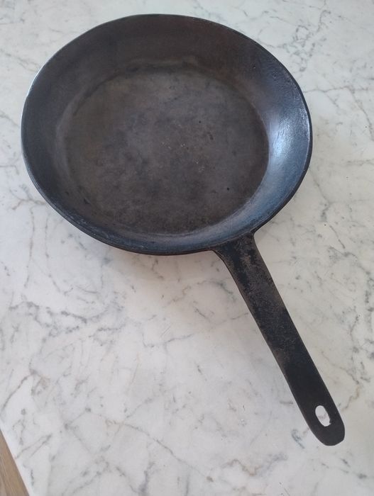 Vind tigaie și cratiță de fonta pura.