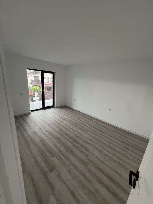 Casa de vanzare P+1E-1km de târgul săptămânal